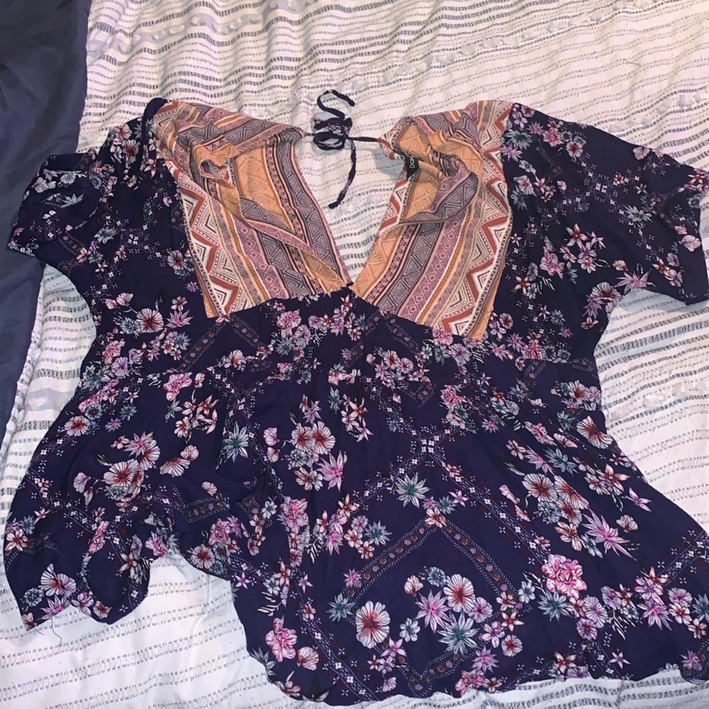 Floral deep v, tie in back of neck size 2XL